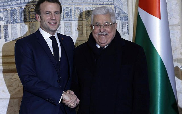 Le président français Emmanuel Macron et le président palestinien Mahmoud Abbas se rencontrent à Ramallah, en Cisjordanie. Mercredi 22 janvier 2020. (Crédit : AP / Majdi Mohammed)