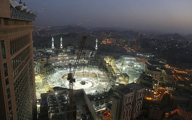Photo d'archive du 7 mars 2020, le soleil se couchant sur le site de la Grande Mosquée, dans la ville sainte musulmane de La Mecque, en Arabie saoudite. (Photo AP / Amr Nabil, fichier)