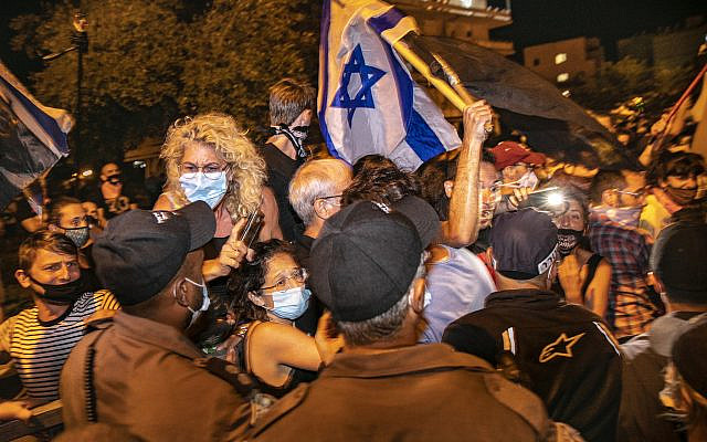 Des policiers enlevant des manifestants lors d'une manifestation contre le Premier ministre israélien Benjamin Netanyahu devant sa résidence à Jérusalem le 22 août 2020. Photo par Olivier Fitoussi / Flash90