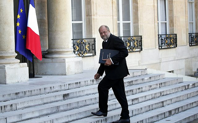 Le nouveau ministre français de la Justice Eric Dupond-Moretti arrivant à l'Elysée pour la réunion hebdomadaire du cabinet, à Paris, France, mardi 7 juillet 2020. (AP Photo / François Mori)