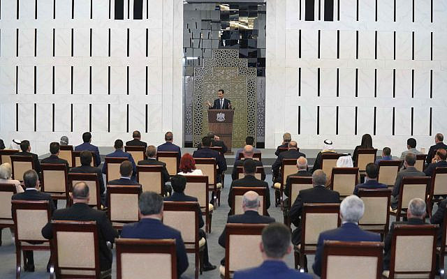Sur cette photo publiée par l'agence de presse officielle syrienne SANA, le président syrien Bashar al-Assad s'adresse au parlement, à Damas, en Syrie, le mercredi 12 août 2020. (SANA via AP)