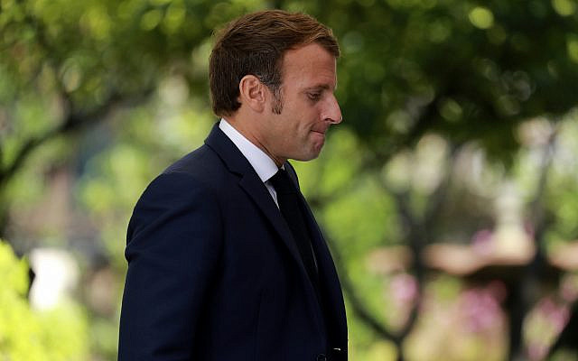 Le président français Emmanuel Macron arrivant pour donner une conférence de presse à la préfecture de Corse à Ajaccio, en Corse, le jeudi 10 septembre 2020. (Ludovic Marin / PISCINE via AP)