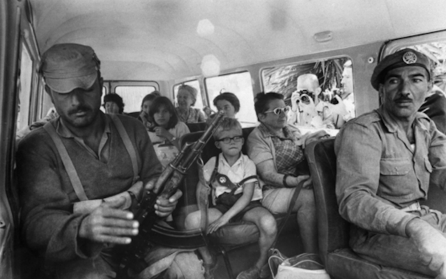 Des passagers libérés par les preneurs d’otages sont emmenés sous escorte militaire vers Amman. Jordanie, 9 septembre 1970, Keystone pictures