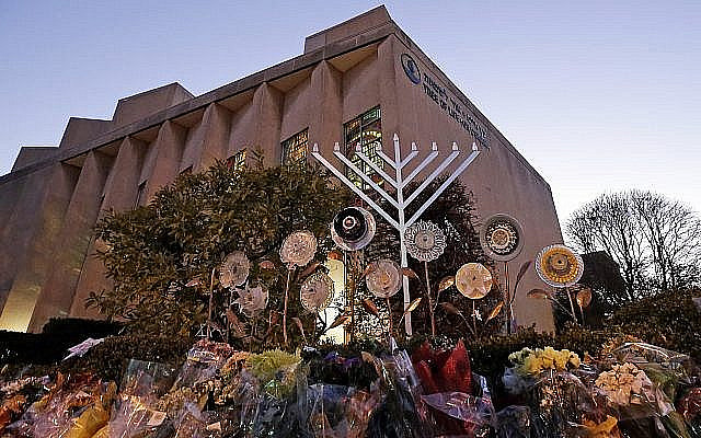 Fichier: Une menorah et des fleurs à l'extérieur de la synagogue Tree of Life en préparation d'un service de célébration le premier soir de Hanoukka, dans le quartier de Squirrel Hill à Pittsburgh, le 2 décembre 2018 (AP Photo / Gene J. Puskar)
