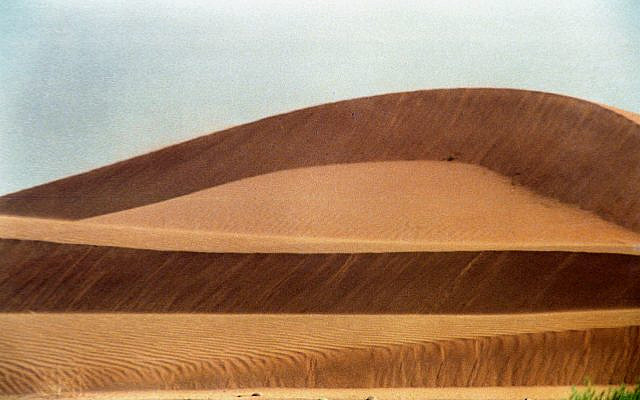 Vue des dunes dans le désert du Sahara le 31 mai 1994. Photo par Nati Shohat / Flash90