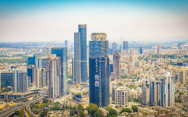 Photos prises depuis le sommet de la tour circulaire du centre Azrieli, actuellement le plus haut bâtiment d'Israël, à 53 étages. Azrieli Sarona, une fois terminé, sera le plus haut bâtiment de 73 étages. Vous pouvez voir Azrieli Sarona en construction, Shalom Tower, de 1965 à 1999 ainsi que le port de Tel Aviv avec l'aéroport Sde Dov. La tour Electra (Elco), également illustrée, abrite Google Israël et est actuellement le 3e bâtiment le plus haut @GeektimeCoIL
CC BY-SA 2.0