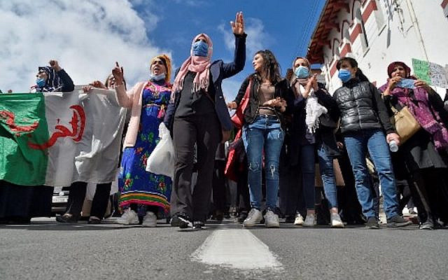 Des femmes algériennes lors d'une manifestation antigouvernementale dans la capitale Alger, le 8 mars 2021. Des milliers de personnes ont manifesté à Alger et dans d'autres villes du pays, confirmant la remobilisation du mouvement de protestation Hirak à nouveau dans les rues depuis le deuxième anniversaire de le soulèvement du 22 février. RYAD KRAMDI / AFP