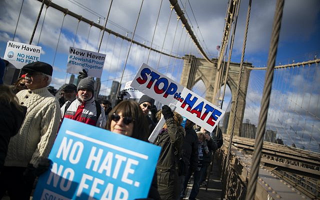 Marche traversant le pont de Brooklyn en solidarité avec la communauté juive après une récente série d'attaques antisémites dans la grande région de New York, le dimanche 5 janvier 2020 à New York. (Photo AP / Eduardo Munoz Alvarez)