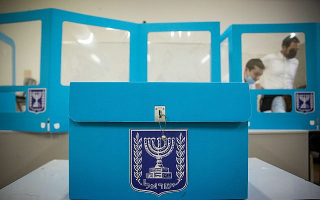 Illustration d'un bureau de vote à Jérusalem, alors que les Israéliens votent à leurs élections générales, le 23 mars 2021. Photo par Yonatan Sindel / Flash90