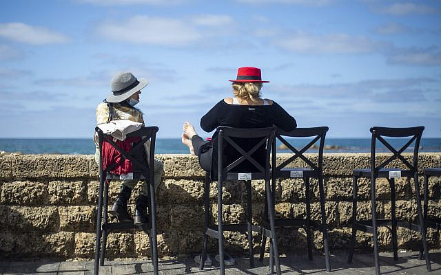 DOSSIER – Photo d'archive du 7 mars 2021, café surplombant la mer Méditerranée à Tel Aviv, Israël (AP Photo/Ariel Schalit, dossier)