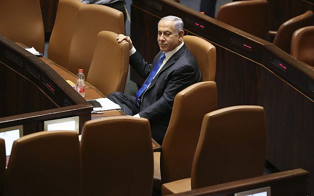 Le Premier ministre israélien sortant Benjamin Netanyahu siège lors d'une session de la Knesset à Jérusalem le dimanche 13 juin 2021. (Photo AP/Ariel Schalit)