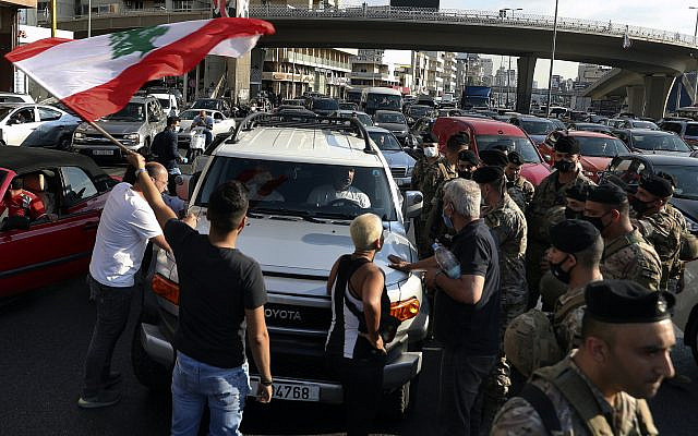 Des soldats de l'armée libanaise montent la garde alors que des manifestants bloquent une autoroute principale, dans la ville de Jal el-Dib, au nord de Beyrouth, au Liban, le jeudi 24 juin 2021. Des dizaines de manifestants en colère, motivés par la détérioration des conditions de vie et l'inaction du gouvernement, ont partiellement bloqués l'autoroute principale de Beyrouth vers le seul aéroport de la capitale. (Photo AP/Bilal Hussein)