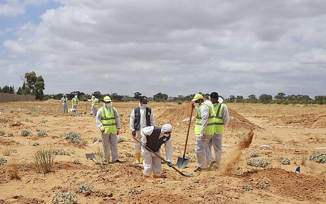 Des employés du ministère libyen de la justice ont creusé le site d'une fosse commune présumée dans la ville de Tarhouna, en Libye, le mardi 23 juin 2020. Les Nations Unies ont déclaré qu'au moins huit fosses communes avaient été découvertes, principalement à Tarhuna, un ville de l'ouest qui a servi de bastion principal aux forces de Khalifa basées à l'est dans leur campagne de 14 mois pour capturer la capitale, Tripoli. (Photo AP / Hazem Ahmed) Des employés du ministère libyen de la justice ont creusé le site d'une fosse commune présumée dans la ville de Tarhouna, en Libye, le mardi 23 juin 2020. Les Nations Unies ont déclaré qu'au moins huit fosses communes avaient été découvertes, principalement à Tarhuna, un ville de l'ouest qui a servi de bastion principal aux forces de Khalifa basées à l'est dans leur campagne de 14 mois pour capturer la capitale, Tripoli. (Photo AP / Hazem Ahmed)