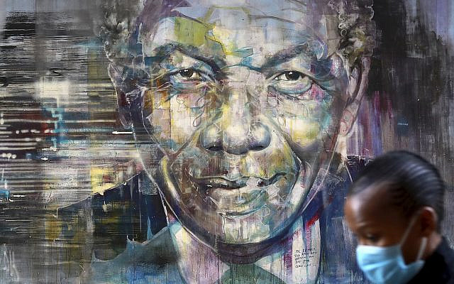 Peinture murale de l'ancien président Nelson Mandela au Cap, en Afrique du Sud, le samedi 18 juillet 2020, alors que le pays célèbre la Journée internationale de Mandela (Photo AP/Nardus Engelbrecht) Peinture murale de l'ancien président Nelson Mandela au Cap, en Afrique du Sud, le samedi 18 juillet 2020, alors que le pays célèbre la Journée internationale de Mandela (Photo AP/Nardus Engelbrecht)