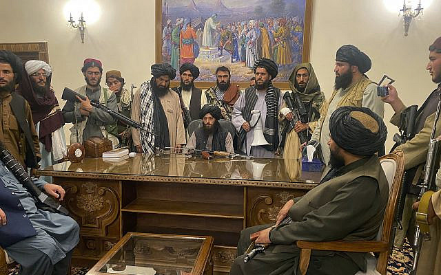 Des combattants talibans prenant le contrôle du palais présidentiel afghan après que le président Ashraf Ghani ai fui le pays, à Kaboul, en Afghanistan, le dimanche 15 août 2021. (AP Photo/Zabi Karimi)