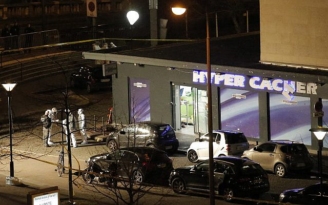 DOSSIER - Photo d'archive du vendredi 9 janvier 2015, des policiers travaillent sur les lieux de l'Hypercacher à Paris après la prise d'otages par le terroriste Amedy Coulibaly. 
(AP Photo/François Mori, dossier)