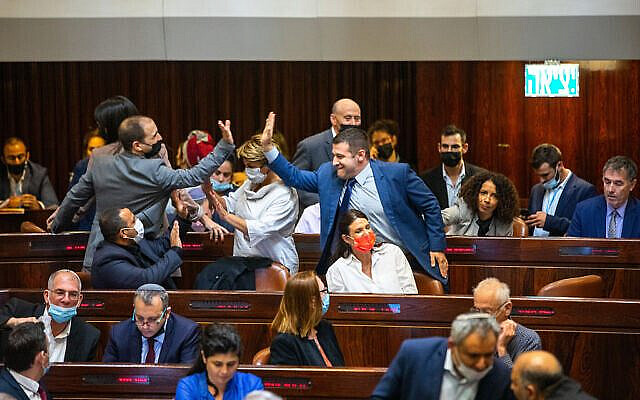 Des membres de la Knesset assistant à la session plénière et au vote du budget de l'État à la Knesset à Jérusalem, le 3 novembre 2021. (Olivier Fitoussi/Flash90)