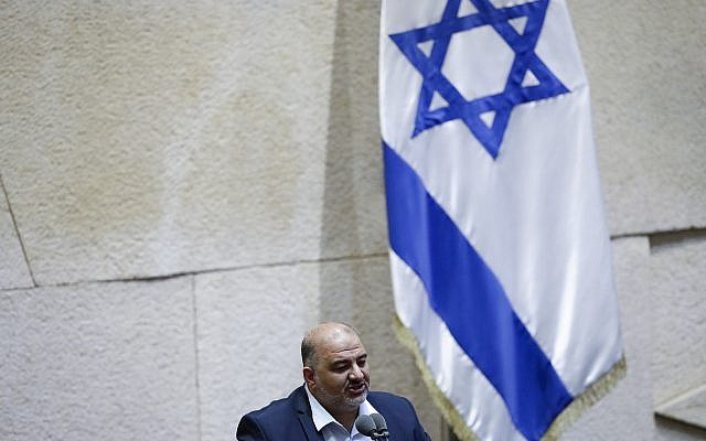 Le chef de la Liste arabe unie Mansour Abbas s'exprimant lors d'une session de la Knesset à Jérusalem le dimanche 13 juin 2021. (Photo AP/Ariel Schalit)