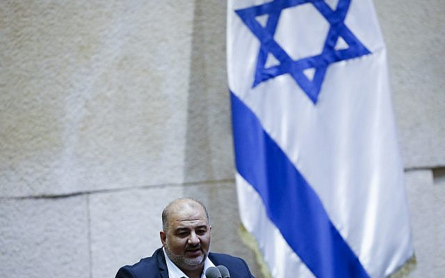Le chef de la Liste arabe unie Mansour Abbas s'exprimant lors d'une session de la Knesset à Jérusalem le dimanche 13 juin 2021. (Photo AP/Ariel Schalit)