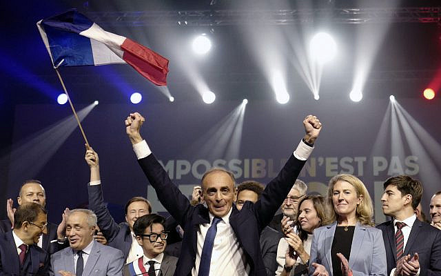 Le candidat français d'extrême droite à la présidentielle Eric Zemmour lève le poing après son premier rassemblement, dimanche 5 décembre 2021 à Villepinte, au nord de Paris. (Photo AP/Rafael Yaghobzadeh)