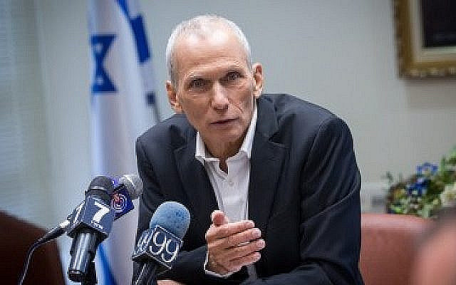 Le député de l'Union sioniste Omer Bar-Lev tenant une conférence de presse à la Knesset le 30 novembre 2015. (Miriam Alster/Flash90)