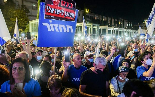 Des militants de droite et des partisans du Likud manifestant contre le gouvernement dirigé par le Premier ministre Naftali Bennett à Tel Aviv, le 2 novembre 2021. (Avshalom Sassoni/Flash90)