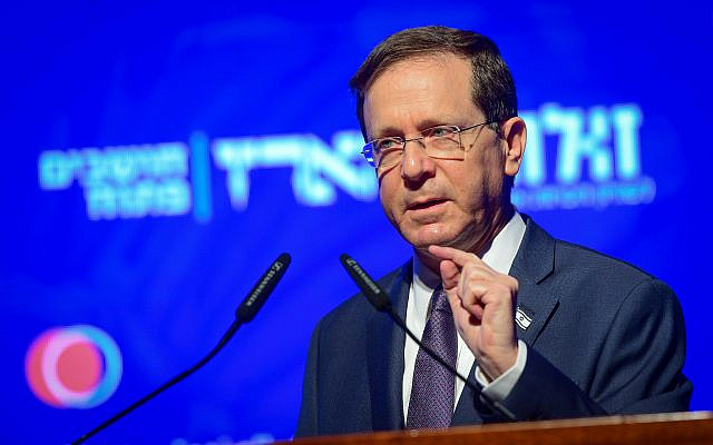Le président israélien Isaac Herzog s'exprime à la conférence Haaretz sur la démocratie à Jaffa, le 9 novembre 2021. Photo d'Avshalom Sassoni/Flash90