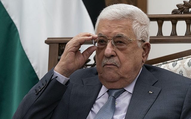 DOSSIER – Le président palestinien Mahmoud Abbas lors d'une déclaration conjointe avec le secrétaire d'État Antony Blinken, le mardi 25 mai 2021, dans la ville cisjordanienne de Ramallah. Abbas a rencontré le ministre israélien de la Défense Benny Gantz à la résidence privée de Gantz dans une banlieue de Tel Aviv tard le mardi 28 décembre 2021. Les deux ont discuté de la coordination de la sécurité entre Israël et l'Autorité palestinienne d'Abbas, qui administre des poches de la Cisjordanie occupée. (AP Photo/Alex Brandon, Piscine, Dossier)