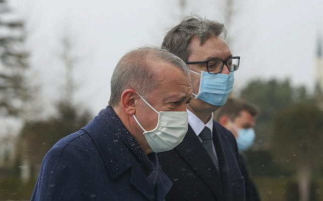 Le président turc Recep Tayyip Erdogan, à gauche, et le président serbe Aleksandar Vucic, à Ankara, en Turquie, le mardi 18 janvier 2022. (AP Photo)