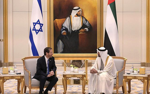 Le président Isaac Herzog, à gauche, rencontrant le prince héritier d'Abou Dhabi, le cheikh Mohammed ben Zayed Al Nahyan, à Abou Dhabi, aux Émirats arabes unis, le dimanche 30 janvier 2022. (Amos Ben Gershom/GPO via AP)