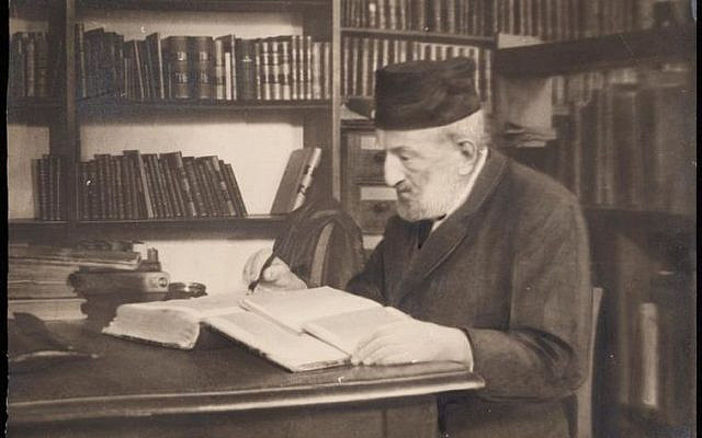 Moritz Steinschneider à son bureau, 1908. Leo Baeck Institute, LBI Photograph Collection
