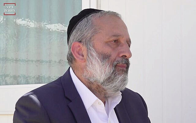 Le ministre de l'Intérieur Aryeh Deri lors d'un entretien avec le site d'information ultra-orthodoxe Kikar HaShabbat, le 9 mai 2020. (Capture d'écran/Kikar HaShabbat)