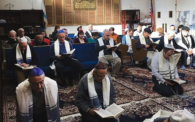 C'est une coutume parmi les Juifs karaïtes de prier à genoux, comme on le voit ici dans le sanctuaire de la Congrégation B'nai Israel à Daly City, en Californie. (Avec l'aimable autorisation des Juifs karaïtes d'Amérique via JTA)