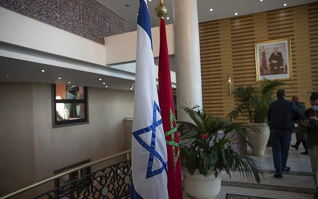 Les drapeaux du Maroc et d'Israël lors d'une visite du ministre israélien de la Défense Benny Gantz au ministère marocain des Affaires étrangères, à Rabat, au Maroc, le mercredi 24 novembre 2021. (AP Photo/Mosa'ab Elshamy)