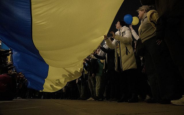 Représentation géante du drapeau national ukrainien lors d'une manifestation contre l'invasion russe de l'Ukraine à Tel Aviv, le samedi 26 février 2022. (AP Photo/Maya Alleruzzo) Représentation géante du drapeau national ukrainien lors d'une manifestation contre l'invasion russe de l'Ukraine à Tel Aviv, le samedi 26 février 2022. (AP Photo/Maya Alleruzzo)