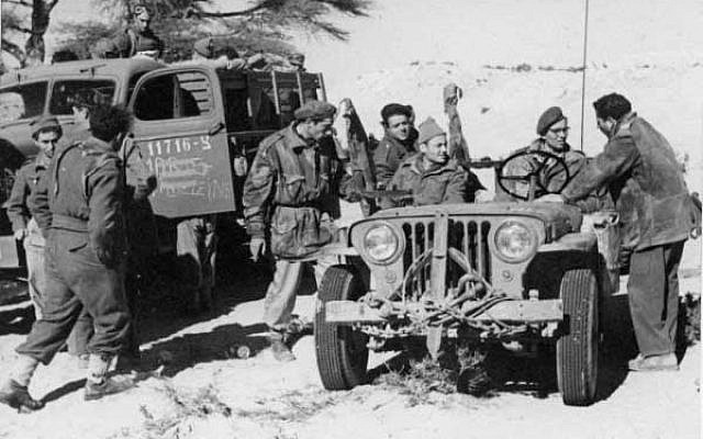 Teddy Eitan au volant d'une jeep Teddy Eitan au volant d'une jeep
