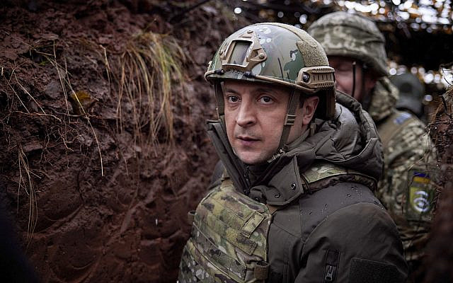 DOSSIER - Le président ukrainien Volodymyr Zelenskyy, marchant dans une tranchée alors qu'il visite la région de Donetsk, dans l'est de l'Ukraine, touchée par la guerre, le 6 décembre 2021. (Bureau de presse présidentiel ukrainien via AP, File)