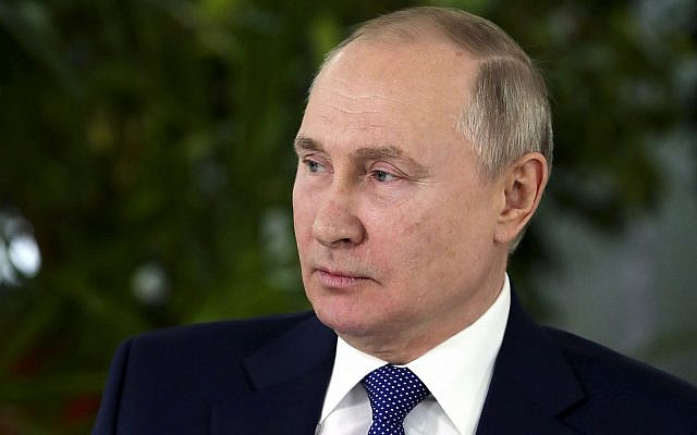 Le président russe Vladimir Poutine s'adressant aux représentants des compagnies aériennes russes lors de sa visite à l'Aeroflot Aviation School à l'extérieur de Moscou, en Russie, le samedi 5 mars 2022. (, Spoutnik, Kremlin Pool Photo via AP) Le président russe Vladimir Poutine s'adressant aux représentants des compagnies aériennes russes lors de sa visite à l'Aeroflot Aviation School à l'extérieur de Moscou, en Russie, le samedi 5 mars 2022. (, Spoutnik, Kremlin Pool Photo via AP)