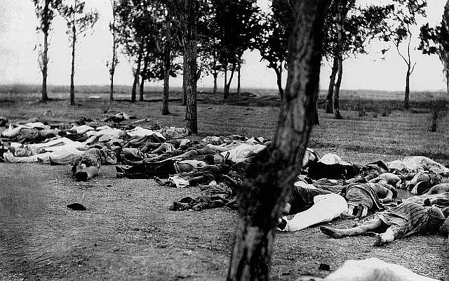 Cadavres d'Arméniens en 1915, près d'Angora (Ankara). Photo prise par l'Église apostolique arménienne et transmise à l'ambassadeur américain Henry Morgenthau Senior