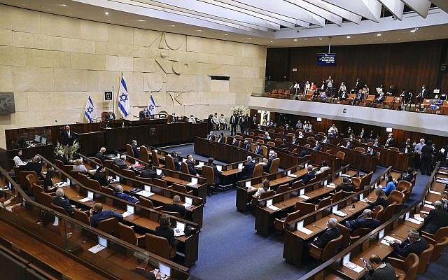 Cérémonie de serment du 24e gouvernement israélien, à la Knesset, ou parlement, à Jérusalem, le mardi 6 avril 2021. (Alex Kolomoisky/Pool via AP)