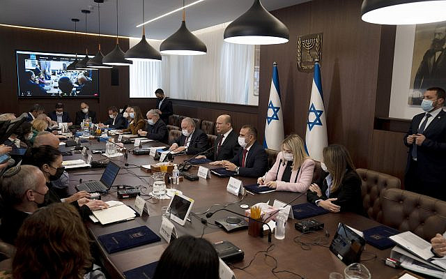 Le Premier ministre israélien Naftali Bennett, au centre, présidant la réunion hebdomadaire du cabinet à Jérusalem, le dimanche 20 mars 2022. (AP Photo/Maya Alleruzzo, Pool)