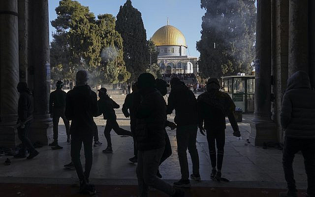 Des Palestiniens affrontant les forces de sécurité israéliennes dans l'enceinte de la mosquée Al Aqsa dans la vieille ville de Jérusalem, le vendredi 15 avril 2022. (AP Photo/Mahmoud Illean)
