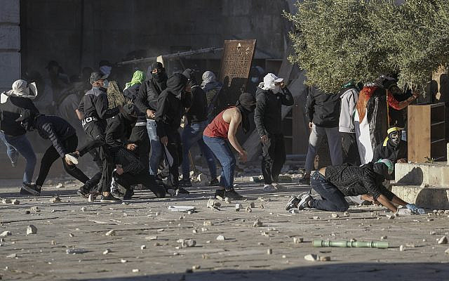 Des Palestiniens affrontant les forces de sécurité israéliennes dans l'enceinte de la mosquée Al Aqsa dans la vieille ville de Jérusalem, le vendredi 15 avril 2022. (AP Photo/Mahmoud Illean)