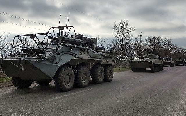 Un convoi militaire russe se déplaçant sur une autoroute dans une zone contrôlée par les forces séparatistes soutenues par la Russie près de Marioupol, en Ukraine, le samedi 16 avril 2022. (AP Photo/Alexeï Alexandrov)