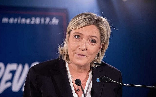 Marine Le Pen, leader du parti politique français d'extrême droite Front national (FN), membre du Parlement européen et candidate aux élections présidentielles françaises de 2017, présente ses vœux du Nouvel An à la presse à son siège présidentiel de campagne, à Paris, France, le 4 janvier , 2017. (Christophe Morin/IP3/Getty Images)