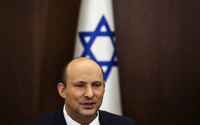 Le Premier ministre israélien Naftali Bennett assiste à une réunion du cabinet au bureau du Premier ministre à Jérusalem le dimanche 10 avril 2022. (Ronen Zvulun/Pool Photo via AP)