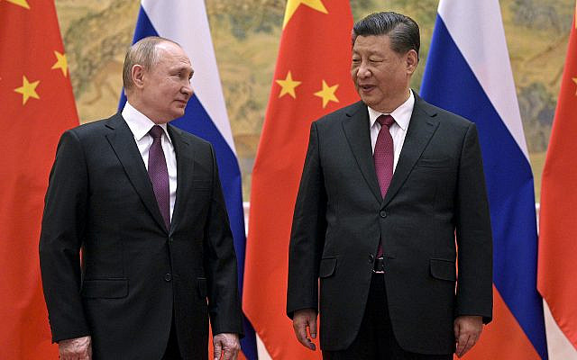 DOSSIER – Le président chinois Xi Jinping, à droite, et le président russe Vladimir Poutine lors de leur rencontre à Pékin, en Chine, le vendredi 4 février 2022. (Alexei Druzhinin, Spoutnik, Kremlin Pool Photo via AP, File)
