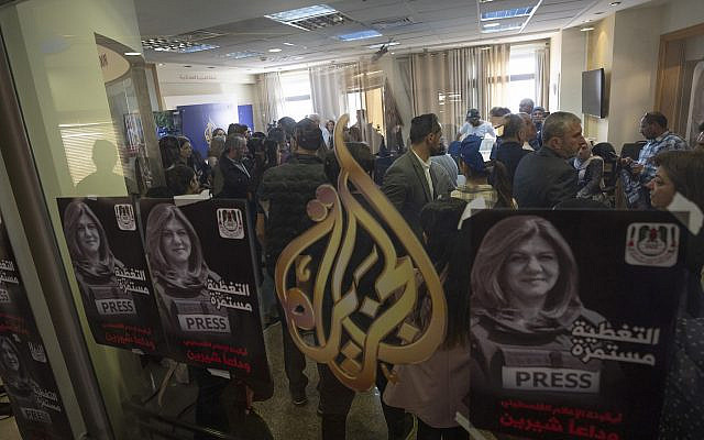 Affiches montrant la journaliste d'Al Jazeera Shireen Abu Akleh au bureau de la chaîne Al Jazeera, dans la ville cisjordanienne de Ramallah, mercredi, 11 mai 2022. (AP Photo/Nasser Nasser)