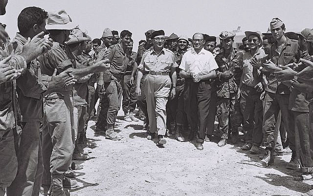 Levi Eshkol et Menachem Begin en visite aux troupes israéliennes dans le Sinaï peu après la guerre des Six jours - CC BY-SA 4.0