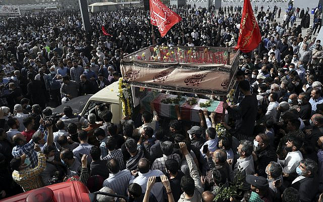 Rassemblement autour du camion transportant le cercueil drapé du drapeau du colonel des Gardiens de la révolution iraniens, le colonel Hassan Sayyad Khodaei, tué dimanche, lors de ses funérailles à Téhéran, en Iran, le mardi 24 mai 2022. Le président iranien Ebrahim Raisi a juré de se venger lundi sur le meurtre de Sayyad Khodaei qui a été abattu sur sa voiture par deux assaillants devant son domicile à Téhéran. (AP Photo/Vahid Salemi)